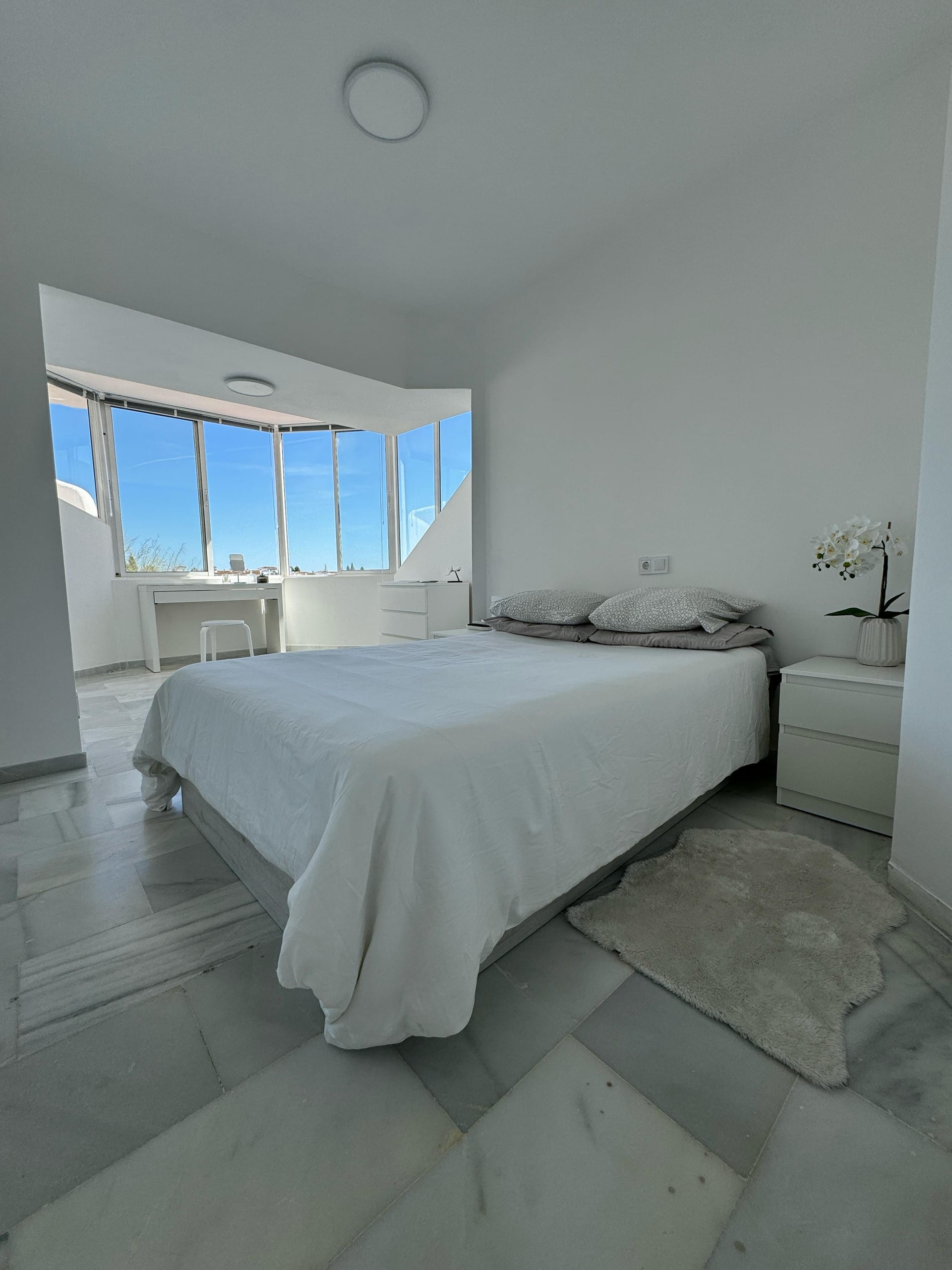 Master bedroom with sea view at La Casa Neil, Calahonda