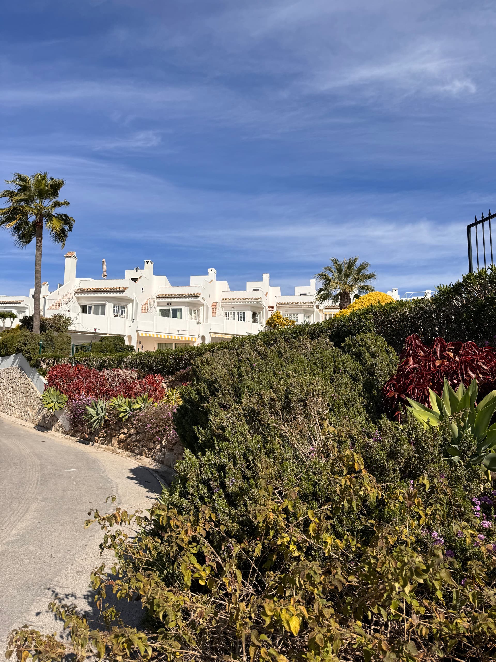 La Cornisa building exterior in Calahonda, Costa del Sol